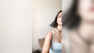 性感尤物短发美女！吊带长裙热舞诱惑！卫生间掰穴尿尿，震动棒抽插骚逼，冲刺猛捅喷水，美女极度淫骚