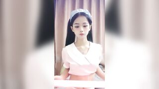 024年新作，超嫩极品，神似杨超越，【小易的so啵啵】，难得一见的一次啪啪，从头到脚无一处不完美