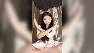 推荐！正宗大学生，宿舍偷偷脱光，【摇摇瑶】，随着道具的插入，身体不自主的颤抖起来，紧张刺激，强烈推荐！