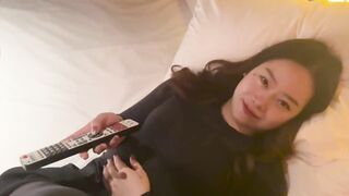 漂亮黑丝少妇吃鸡啪啪 身材真好 看着我 开房跟中年上司偷情 皮肤白皙 主动脱裤子舔鸡吧 被无套输出 表情舒坦