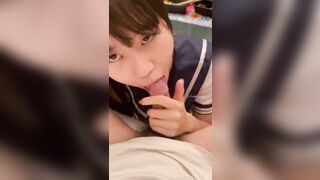 【极品反差婊】超可爱的妹子饭后帮男友清洁鸡巴，吃鸡技术一流，看她吞食大屌的模样，太骚了！