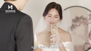 麻豆传媒 MD-0302 婚纱裙下流出前任浓精❤️悖德新娘享受偷情的快感