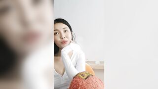 2024年2月新作，【成长的袁湘琴】，短发气质小姐姐，美女穿着牛仔裤，身材超级好，良家首次脱光