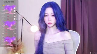 2023年12月，【超美校花喷水啦~万人求】，有史以来最大尺度，不光首次肉棒抽插美穴，多角度看小穴菊花