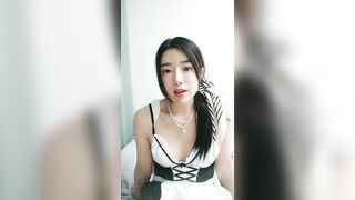 2024年新作，【甜甜小桃花】，女仆装，白嫩小少妇，无美颜的镜头下也颇有几分姿色，这黑乎乎的阴毛