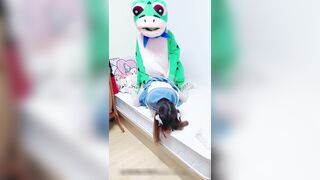 ♈淫欲反差美少女♈网红痞帅青蛙操百褶裙学生妹，紧致粉嫩小穴无法抵挡的诱惑 被干的哭腔呻吟 让小母狗体验极致快乐