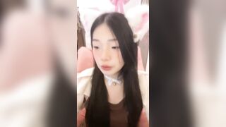 2024年2月，校花为了赚钱拼了，【猪猪女孩】，喊来舔狗干她，穿上白丝舔脚，无套内射极品反差小淫娃