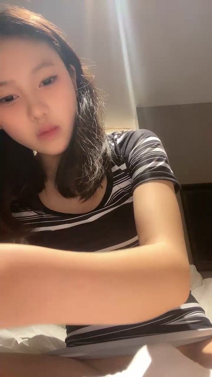 新人下海超嫩妹妹！应要求看看穴！撩起长裙特写，很是紧致粉嫩，轻轻揉搓自摸，有感觉低低呻吟娇喘 - ❤️️ X1HUB ❤️️