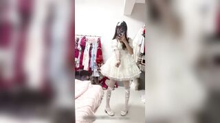 ⚡千娇百媚美少女⚡白色芙拉小姐全程lo鞋 被大鸡巴哥哥站立后入 小骚穴太敏感被操尿了，美腿丝袜 白色美裙 美极了