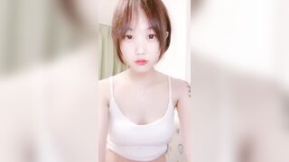 明星颜值极品美少女！难得收费房自慰！吊带小背心，情趣开裆内裤，脱光光自摸揉穴，震动棒抽插呻吟