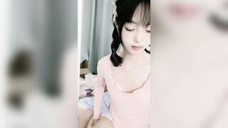 清纯乖巧甜妹！两根小辫一脸呆萌！收费房大尺度，自摸粉穴好痒，妹妹好想被操，娇喘呻吟超诱惑