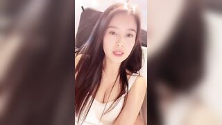 超有韵味的极品女神小少妇，全程露脸开档黑丝跟狼友互动撩骚，自己舔奶子自慰逼逼，水光嫩滑高潮不断好刺激