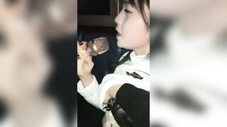 漂亮小姐姐 你别想灌醉我以后没朋友做 啊啊我不行了 逼毛超级浓密 在KTV边唱歌边被无套输出内射