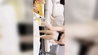 2024.4.7，【梦幻谷先生】，33岁离异人妻，第一次约炮好紧张，被小伙灌多了脱衣抠穴插入，久违的性爱