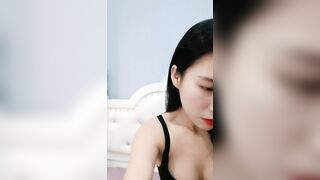 极品小少妇露脸一个人在镜头前发骚，听狼友指挥调教，自己抓着奶子抠弄骚穴，淫水泛滥浪叫不止，表情好骚啊