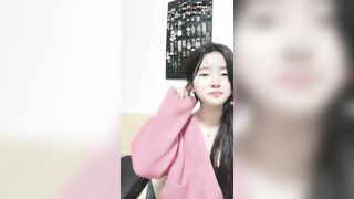 外表甜美邻家妹妹！好久没自慰了！多毛骚穴震动棒插，爽的流白浆，抽插猛捅，搞的舒服了