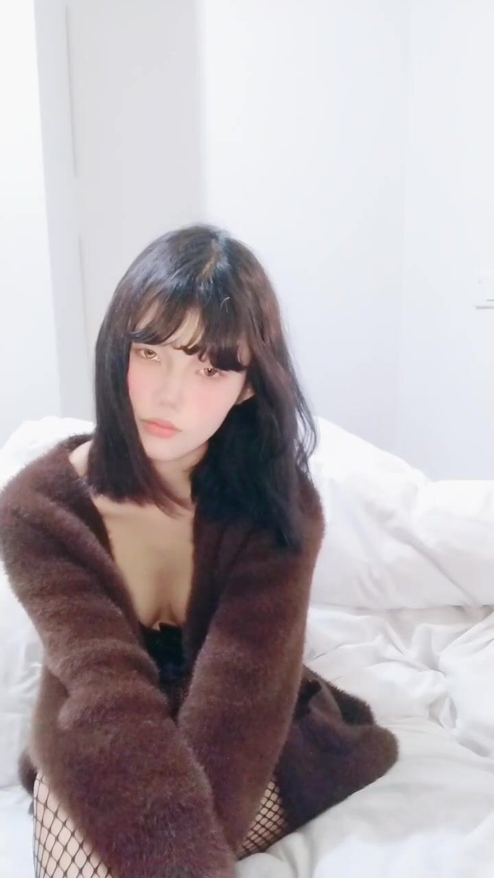 清纯甜美呆萌妹妹！白皙皮肤好身材！穿上黑白丝袜美腿，假屌抽插嫩穴，半脱翘起双腿，让人欲罢不能 - ❤️️ X1HUB ❤️️