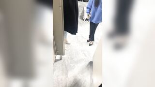 ❤️√为了追求刺激带两个牛仔裤高跟鞋美女闺蜜在公厕操，刺激度拉满！两个妹子身材颜值太高