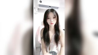 外表乖巧邻家妹妹！收费房大尺度！坐在床头柜自慰，掰开紧致嫩穴，假屌抽插，水声哗哗，娇喘不断