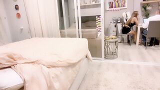 淫荡小骚货！勾搭老外英语老师！强壮大屌，深喉舔屌，抬起腿操穴，后入深插到底，操的淫水直流