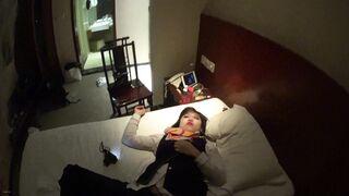 邪恶三人组下药迷翻联通公司的美女客服❤️带回酒店各种姿势三人轮流啪啪