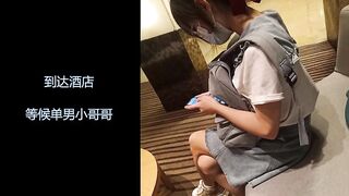 ⚫️⚫️超级PUA大神真实约炮，91推特大神【LOVELOL】上海赴约3P反差眼镜美少女，长得身材娇小想不到这么耐肏