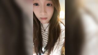 两个00后清纯美少女，一脸呆萌，道具自慰，震动棒插嫩穴，微毛肥鲍，特写给你，慢慢抽插诱惑