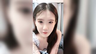 小虎牙美少女，外表甜美花臂纹身，笑起来甜美，震动棒插小穴，低低娇喘呻吟，闭上眼睛很享受