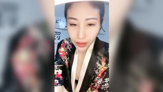 日本女优平台直播，虎牙骚御姐，168CM大长腿一字马，性感脱衣舞，穿上网袜操逼，骑乘位操嫩穴