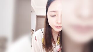 ❤️❤️极品白虎颜值美女，超嫩肥穴道具自慰，翘起双腿特写，震动棒抽插，高潮淫水直流，爽的喷水