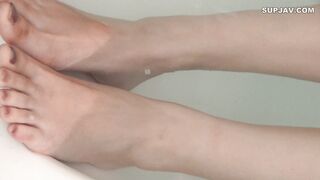 FC2-PPV-4464411 表参道でス●ウトした笑顔のかわいい大学生。高身長で足長スレンダー美女。近い将来はモデルだね！と信じ込ませて言葉巧みに個人撮影。極小オマンコに巨根をねじ込み膣奥中出し！レビュー特典:フェラ手コキ顔射！