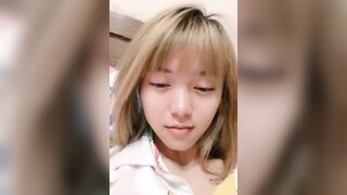 ❤️❤️19嫩妹妹,妈妈睡在旁边,被窝里偷偷玩穴,等妈妈睡着大尺度,舔假JB揉大奶,往骚逼里塞