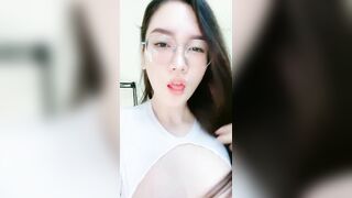 爆乳肥臀眼镜御姐，性感短裙黑丝，大屌猛插小嘴，大白美臀爆草，穿戴假屌，真假屌轮着插，真会玩