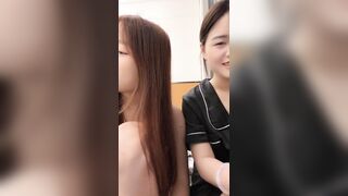 ❤19超嫩姐妹花，小酒窝甜美，一起全裸诱惑，超嫩小穴掰开，轮流展示，翘起双腿，怼在镜头前揉搓