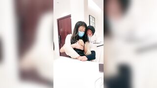 ❤叫朋友来操嫩妹妹，有点文静，黑丝揉胸摸腿，扒光光扣骚穴，抬腿后入爆草，抱起来狠干，啪啪声不断