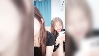 ❤清纯00后嫩妹妹，姐妹花一起自慰，外表甜美清纯，互揉大屁股，掰开嫩穴，非常紧致，没怎么开发过