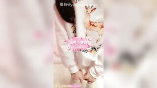 【萝莉狂喜】驯养小萝莉「又又酱」付费购买资源 双马尾小母狗挂着铃铛被主人牵着狗绳调教侵犯