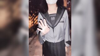 清纯双马尾少女的反差行为，戴上小狗尾巴户外爬行 水晶棒紫薇小穴喷水，长得越乖玩的越嗨，小小年纪就这么淫荡