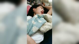 ⚫️⚫️云盘高质露脸泄密！清纯漂亮美少女被老司机男友出租房调教成小母狗，日常抠B玩肏妹子又痛又爽的嗲叫1