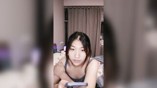 拉拉小姐妹又亲起来，摸着奶子亲着小嘴，看着真刺激像刚搞对象的样子，吃奶还抠逼道具抽插，好痒你别舔啊