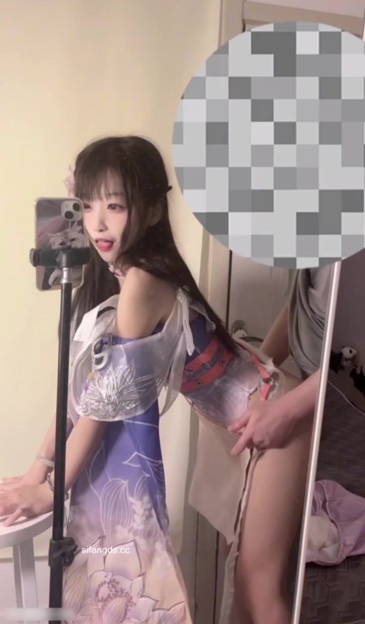 极品艺校舞蹈系女神✅土豪榜一大哥视角，表面一本正经的直播，看不到的视角下翘起小翘臀让大哥操小骚逼 - ❤️️ X1HUB ❤️️
