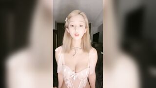 ❤❤D罩杯金发颜值女神，外表甜美发骚自慰，掏出奶子又大又软，假屌骑乘插无毛骚穴，表情很淫荡享受