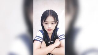 ❤❤双马尾制服萝莉萌妹2，一脸清纯呆萌，道具自慰一番，再被炮友干，抓起大屌想被插，骑乘位深插猛怼