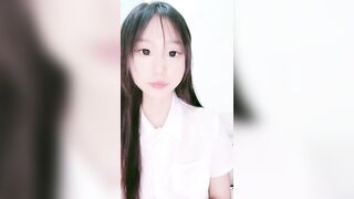 ❤❤纯欲系美少女，贫乳大长腿，短裙丁字裤，扭腰摆臀，掰穴假吊抽插，特写屁股骑坐，表情一脸淫骚