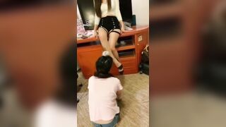 优雅女S调教女M，你的女神在这只是个给主人舔脚的下贱小母狗，反差女神被两位女主淫语羞辱调教！