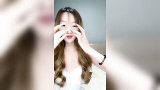 ❤❤大波浪颜值美少女，头套炮友激情操逼，苗条身材黑丝美腿，穿上高跟鞋骑乘位，主动深插，狠干骚逼