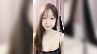 ❤❤笑起来超甜，纯欲系美少女，性感吊带包臀裙，诱人热舞，多毛嫩穴，道具猛捅流白浆，超近特写