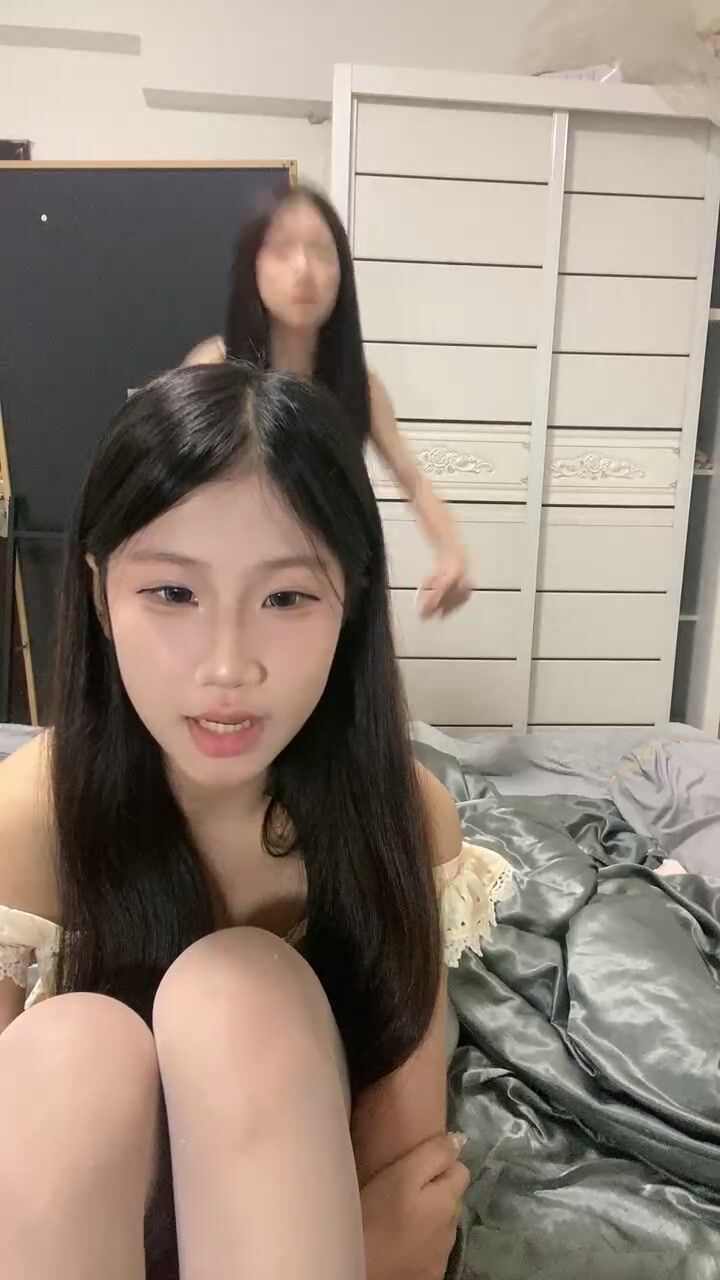 ❤❤超嫩呆萌姐妹花，女女全裸自慰诱惑，白丝袜，跳蛋震小穴，爽的淫水流出，粉嫩小骚逼，一起翘起双腿 - ❤️️ X1HUB ❤️️