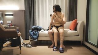 眼镜大奶妹 你那么久是不是吃药了 对吃药了 身材丰满看着清纯像个学生妹 哥们药力太猛到时间司机打电话催