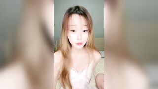 ❤️❤️烈焰红唇美女小姐姐，黑丝高跟鞋美腿，炮友操小骚逼，大屌深喉插嘴舔蛋，在床上好骚，骑乘位自己动带劲